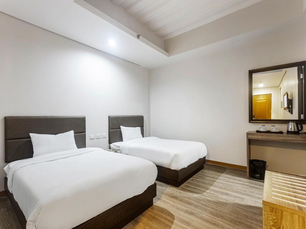 Airo Hotel Manila Bagian luar foto